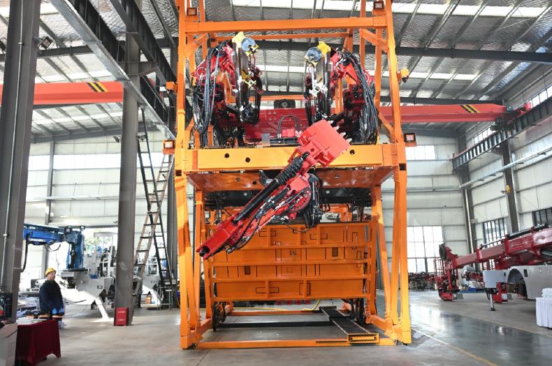 國(guó)內(nèi)首臺(tái)套“大縱坡斜井智能掘進(jìn)臺(tái)車(chē)”成功下線(xiàn)