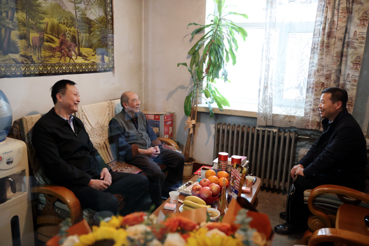 黃河公司黨委副書記于淼走訪慰問老黨員、退休干部周新光