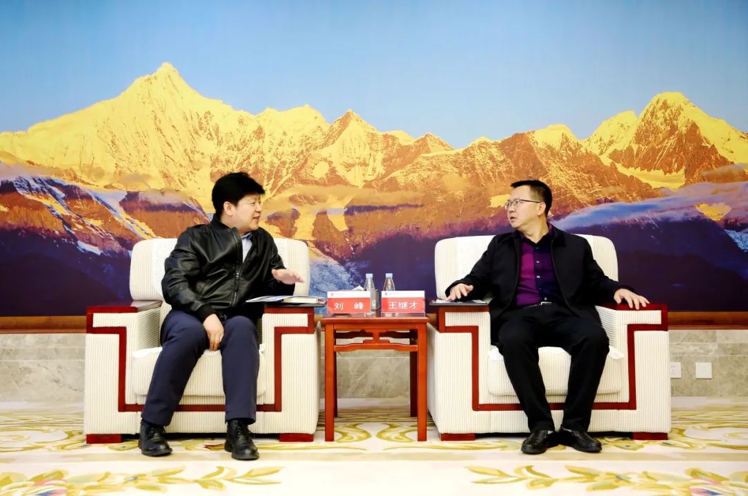 大唐云南公司黨委書記、董事長(zhǎng)王繼才與華為中國(guó)區(qū)數(shù)字能源業(yè)務(wù)部副總裁劉峰會(huì)談