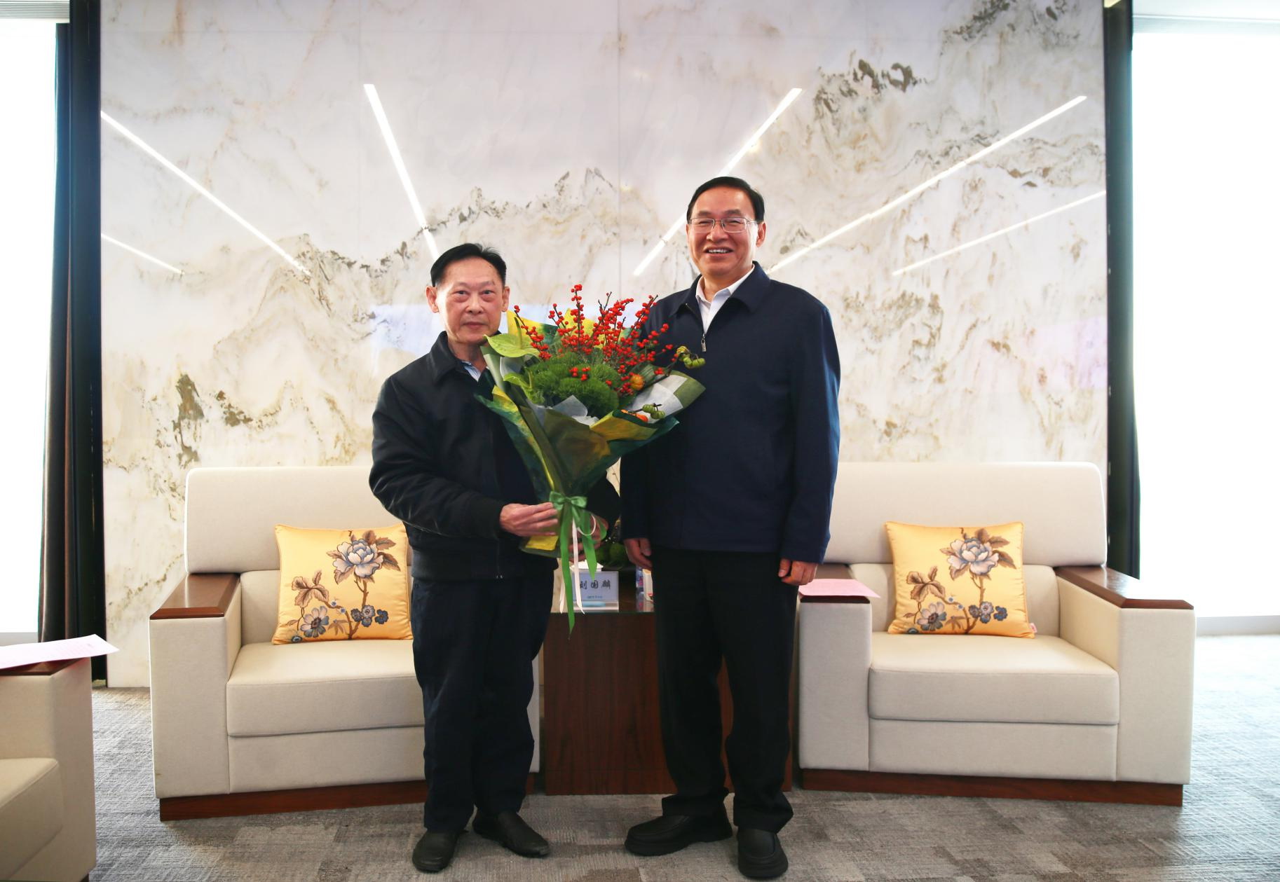 國(guó)務(wù)院國(guó)資委黨委走訪(fǎng)慰問(wèn)中央企業(yè)老黨員老干部和院士專(zhuān)家黨外人士