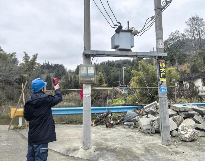 貴州荔波供電局春節(jié)供電不“打烊”，守護(hù)佳節(jié)年味濃