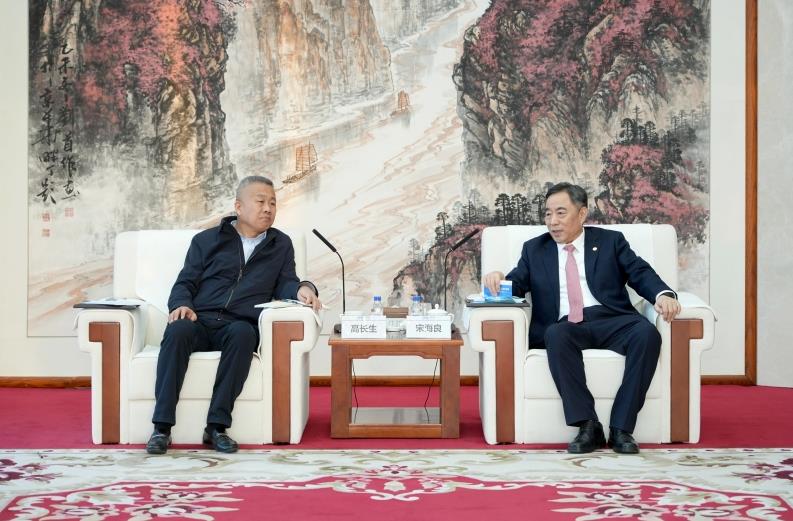 中國能建黨委書記、董事長(zhǎng)宋海良與山東發(fā)展集團(tuán)黨委書記、董事長(zhǎng)高長(zhǎng)生會(huì)談