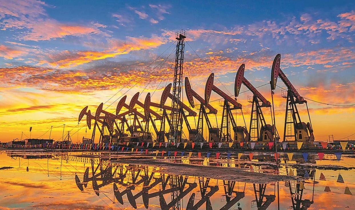 兩大能源機(jī)構(gòu)下調(diào)今年石油供應(yīng)過剩預(yù)期，油價(jià)全年怎么走