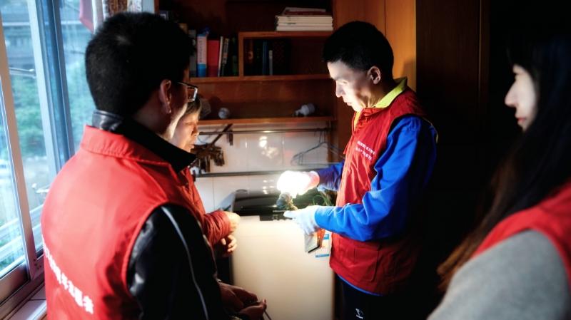 國網(wǎng)浙江物資公司電力青年主動(dòng)上門服務(wù)，“電暖”千萬家