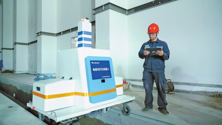 南網(wǎng)首臺智能電纜溝鉆孔機器人上崗