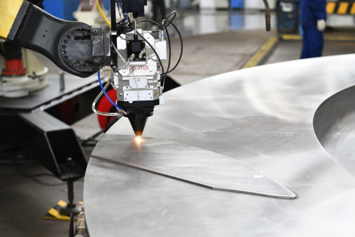 世界單機容量最大沖擊式轉(zhuǎn)輪首次實現(xiàn)機器人焊接